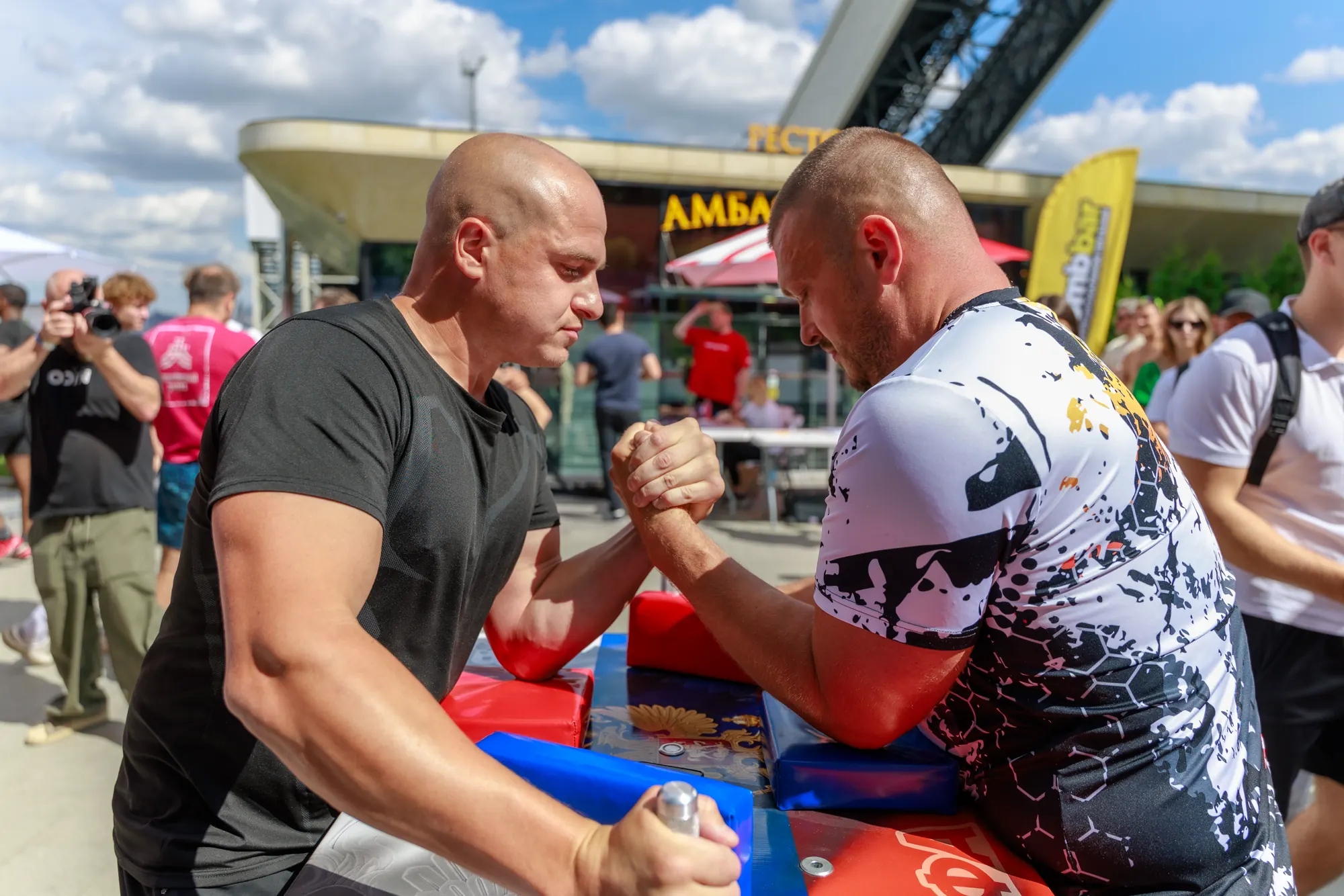 Поединок по армрестлингу