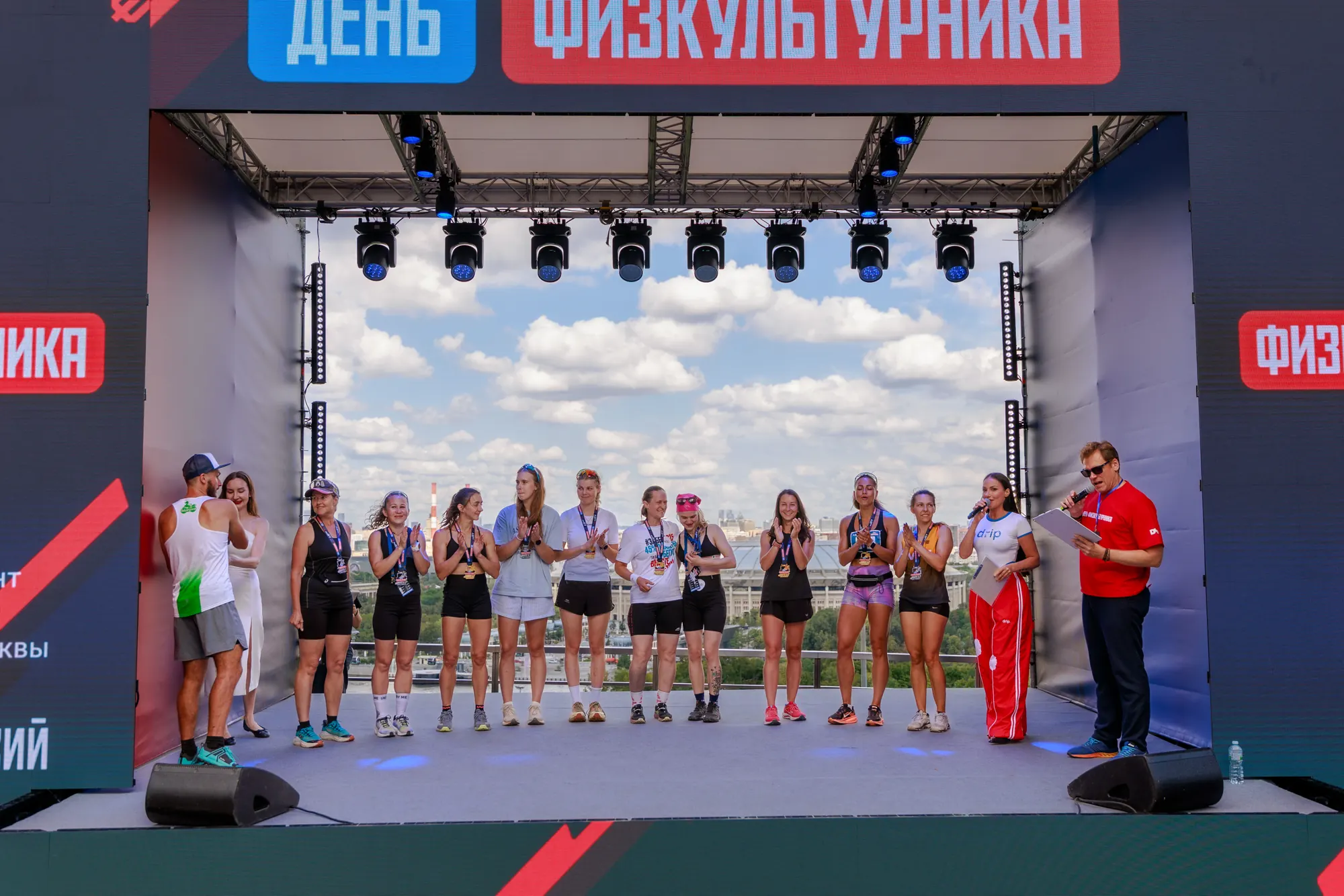 Участницы фитнес-челленджа на сцене